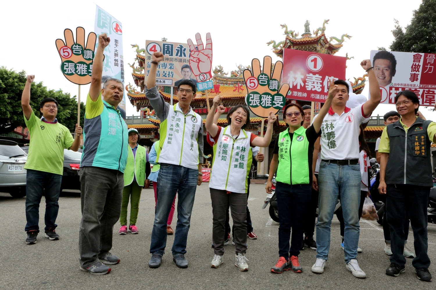 民進黨市議員候選人陪廖婉如到潭水亭觀音廟拜票。 圖:林佳龍競選總部/提供 民進黨市議員候選人陪廖婉如到潭水亭觀音廟拜票。 圖:林佳龍競選總部/提供