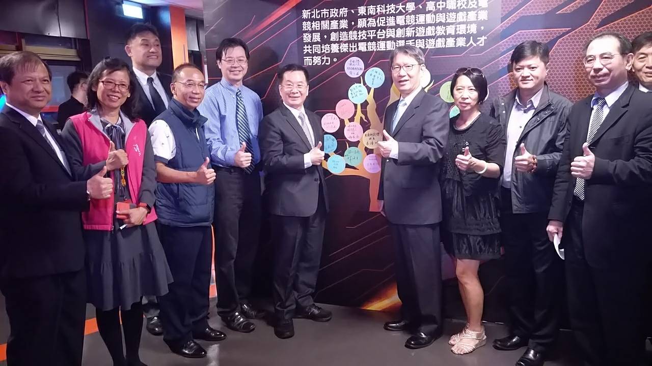 東南科技大學結合結合產官學界成立電競產官學聯盟,同時啟動電競人才培訓基地;由東南科大校長李清吟(左六)、新北市副市長葉惠青等代表共同啟動。 圖:東南科大/提供 東南科技大學結合結合產官學界成立電競產官學聯盟,同時啟動電競人才培訓基地;由東南科大校長李清吟(左六)、新北市副市長葉惠青等代表共同啟動。 圖:東南科大/提供