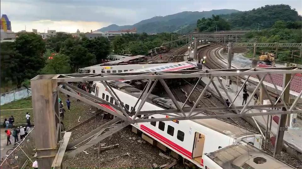 普悠瑪列車在去年發生出軌翻覆意外，造成18人死亡、210人重傷，為近27年以來，最嚴重的火車事故。 圖 : 翻攝自台鐵家族。