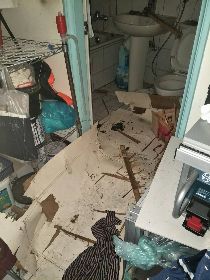 連浴室天花板都因氣爆炸垮、廁所的門板也整個被炸碎散落在地上,現場景象觸目驚心。 圖:桃園市政府消防局/提供 連浴室天花板都因氣爆炸垮、廁所的門板也整個被炸碎散落在地上,現場景象觸目驚心。 圖:桃園市政府消防局/提供