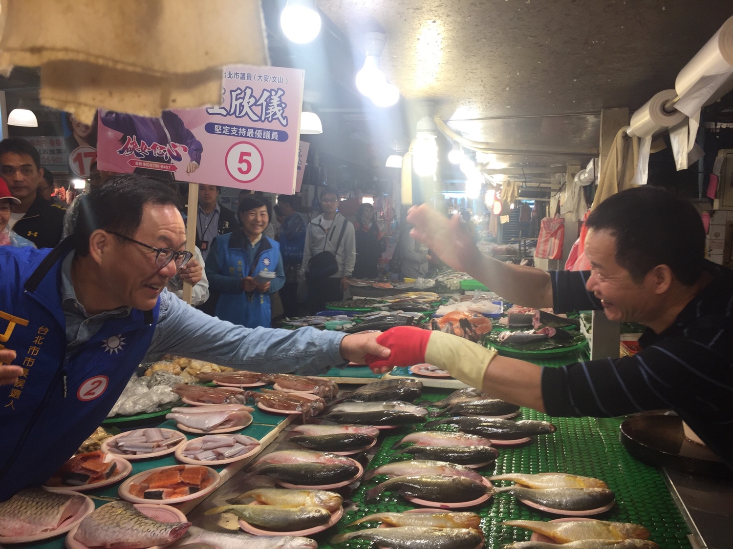 國民黨台北市長候選人丁守中上午到木新市場掃街拜票。 圖:趙婉淳/攝 國民黨台北市長候選人丁守中上午到木新市場掃街拜票。 圖:趙婉淳/攝