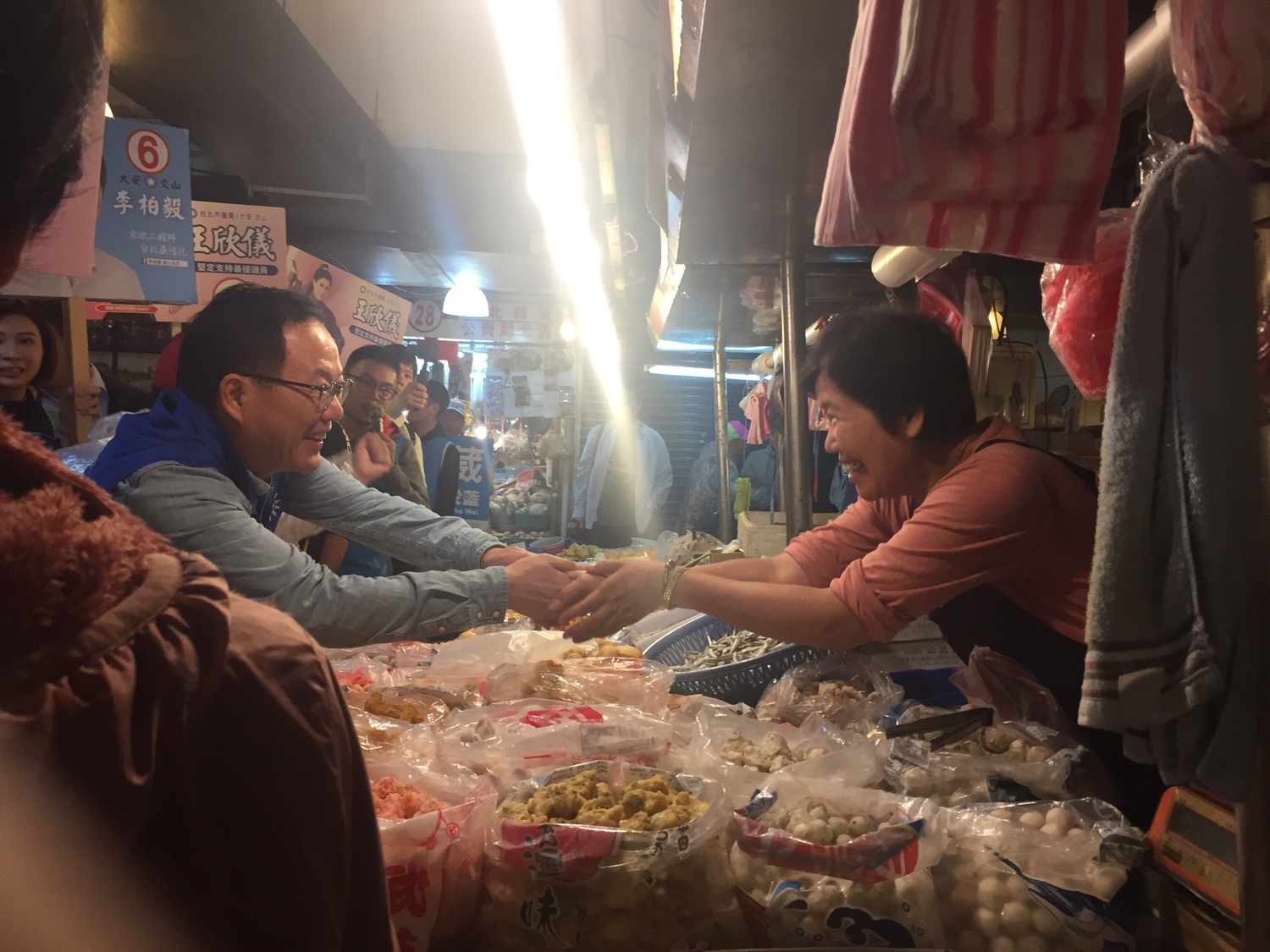 國民黨台北市長候選人丁守中上午到木新市場掃街拜票。 圖:趙婉淳/攝 國民黨台北市長候選人丁守中上午到木新市場掃街拜票。 圖:趙婉淳/攝