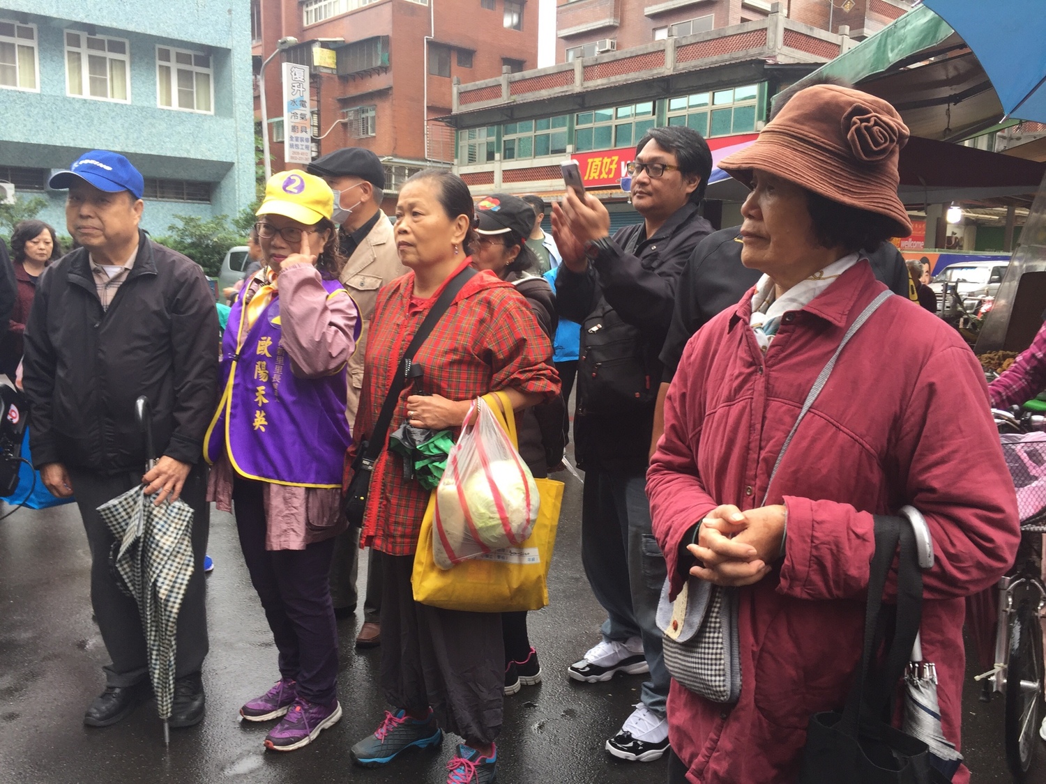 丁守中在木新市場大樓外進行簡短演講,吸引部分民眾駐足觀看聆聽。 圖:趙婉淳/攝 丁守中在木新市場大樓外進行簡短演講,吸引部分民眾駐足觀看聆聽。 圖:趙婉淳/攝
