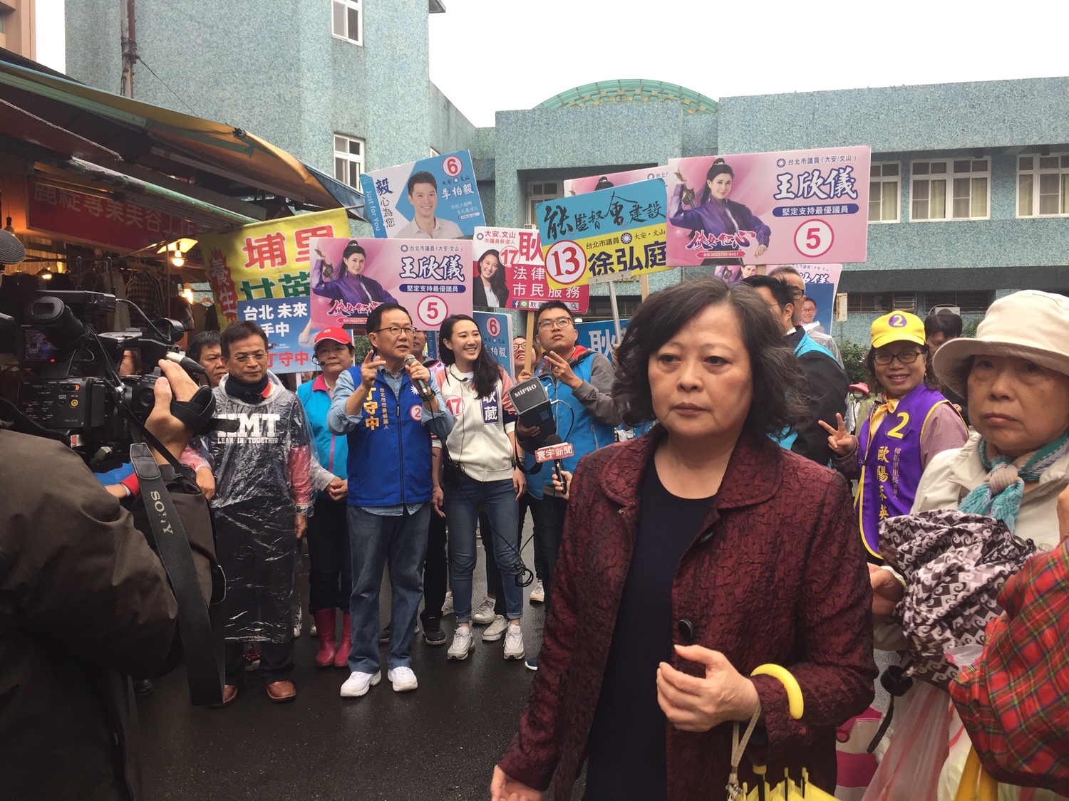 不過也有民眾不理會,直接往前走。 圖:趙婉淳/攝 不過也有民眾不理會,直接往前走。 圖:趙婉淳/攝