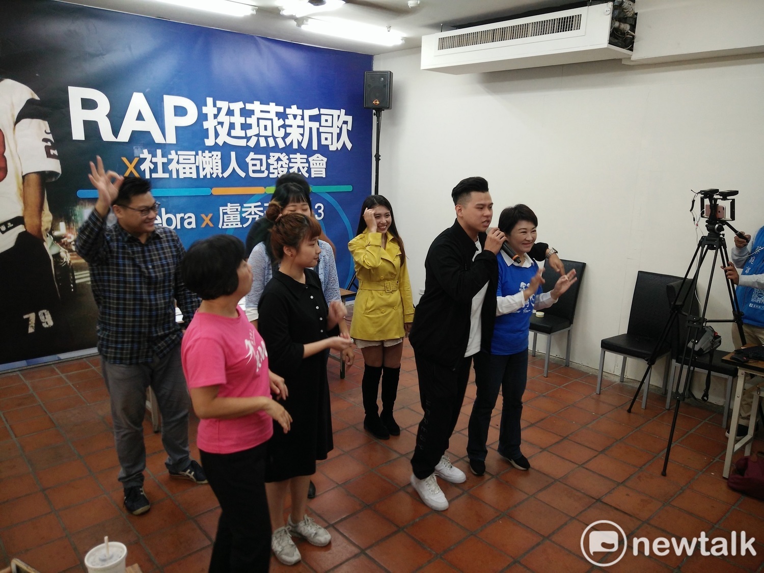 素人歌手Zebra現場唱跳新創作RAP歌曲《Taichung OK》。 唐復年/攝 素人歌手Zebra現場唱跳新創作RAP歌曲《Taichung OK》。 唐復年/攝