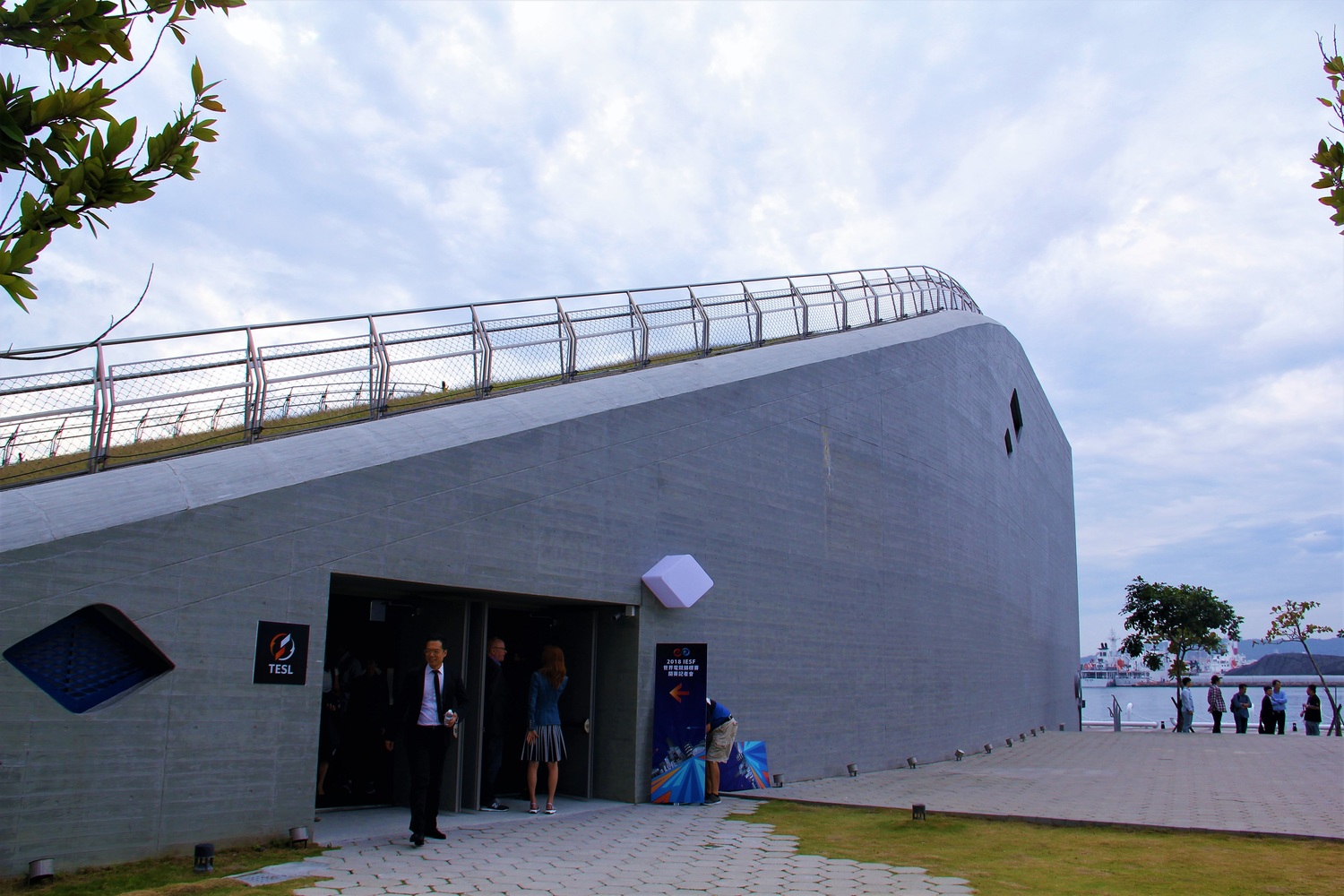 本次記者會場地選在TESL於海音中心打造的電競館,海音中心為高雄未來推動流行音樂與電競產業的重鎮 本次記者會場地選在TESL於海音中心打造的電競館,海音中心為高雄未來推動流行音樂與電競產業的重鎮