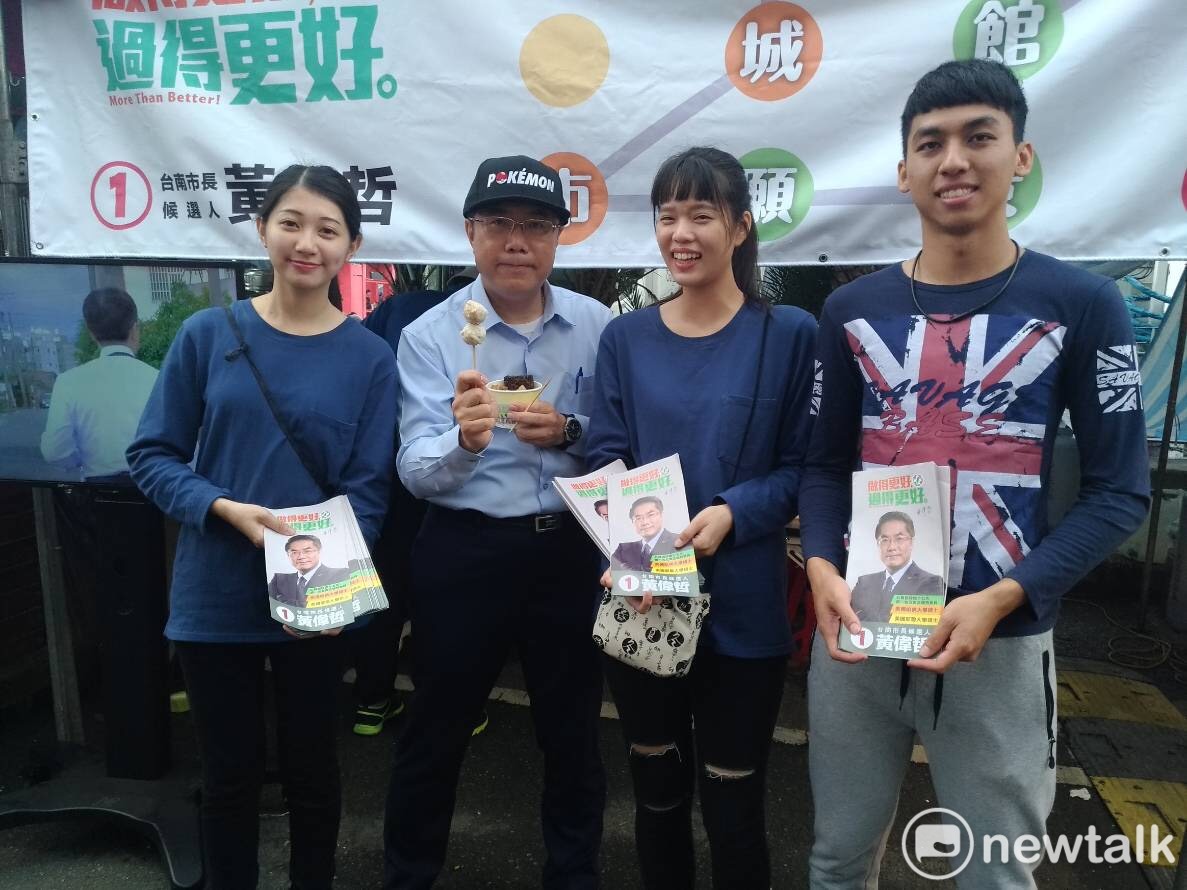 黃偉哲表示,已安排抓寶專車接送,並在活動現場設立攤位供手機充電,以及不定時灑花讓玩家有更多寶可抓。 圖:黃博郎/攝 黃偉哲表示,已安排抓寶專車接送,並在活動現場設立攤位供手機充電,以及不定時灑花讓玩家有更多寶可抓。 圖:黃博郎/攝