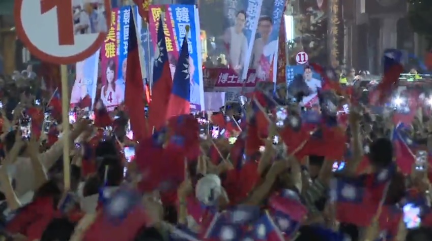 現場支持者高喊「韓國瑜凍蒜」。 圖:翻攝網路直播影片 現場支持者高喊「韓國瑜凍蒜」。 圖:翻攝網路直播影片