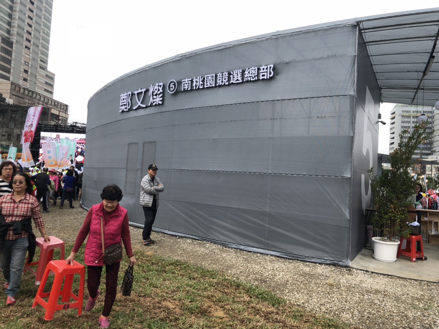 鄭文燦字是智慧綠能,依照天色自動控制明亮度。 照片:民眾提供 鄭文燦字是智慧綠能,依照天色自動控制明亮度。 照片:民眾提供