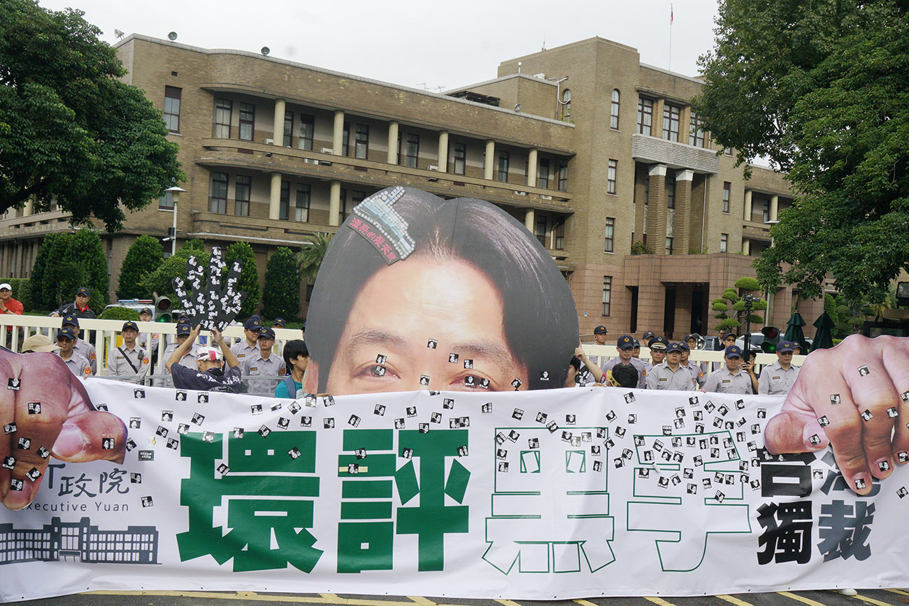 環團將一幅賴清德巨型頭像放在行政院大門口前,諷刺其獨裁專斷行事罔顧民意與環評專業。 圖:張良一/攝 環團將一幅賴清德巨型頭像放在行政院大門口前,諷刺其獨裁專斷行事罔顧民意與環評專業。 圖:張良一/攝
