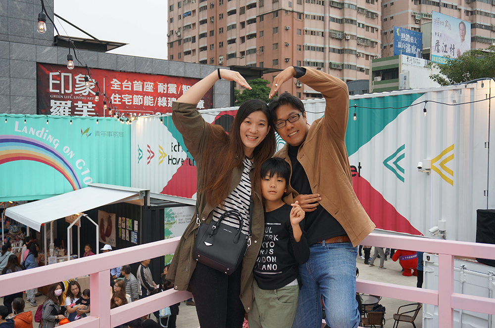 G10!Go貨櫃市集除了吸引網美,許多親子也一起來同樂。 圖:陳沛婍/攝影 G10!Go貨櫃市集除了吸引網美,許多親子也一起來同樂。 圖:陳沛婍/攝影