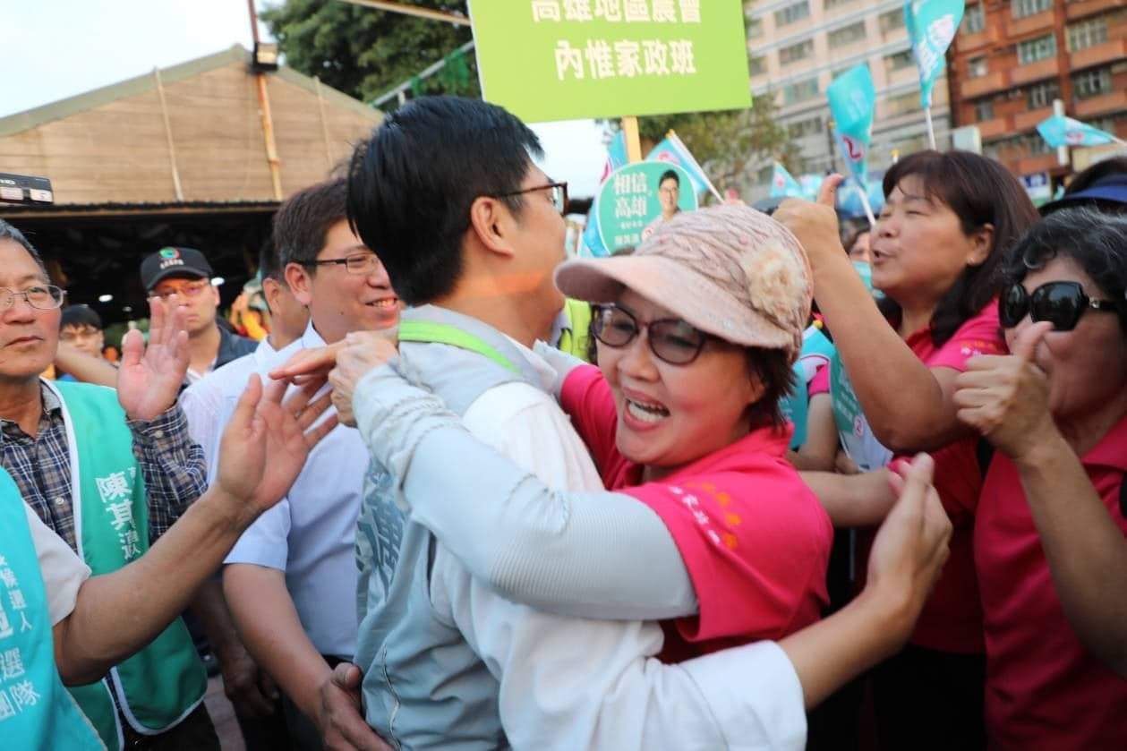 許多民眾爭相展開雙手上前擁抱陳其邁,顯示了他在農民心目中的超高人氣(1)。 圖:陳其邁競選辦公室/提供 許多民眾爭相展開雙手上前擁抱陳其邁,顯示了他在農民心目中的超高人氣(1)。 圖:陳其邁競選辦公室/提供