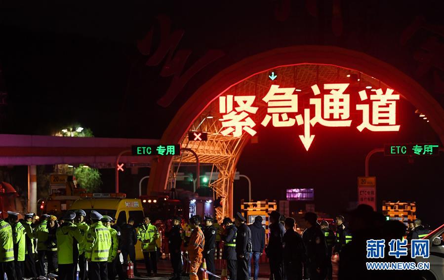 交通事故救援現場。 圖/翻攝自新華網 交通事故救援現場。 圖/翻攝自新華網