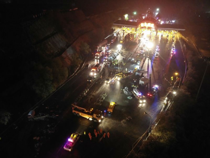 蘭海高速公路重大交通事故,損毀車輛多達31輛。 圖/中新社提供 蘭海高速公路重大交通事故,損毀車輛多達31輛。 圖/中新社提供