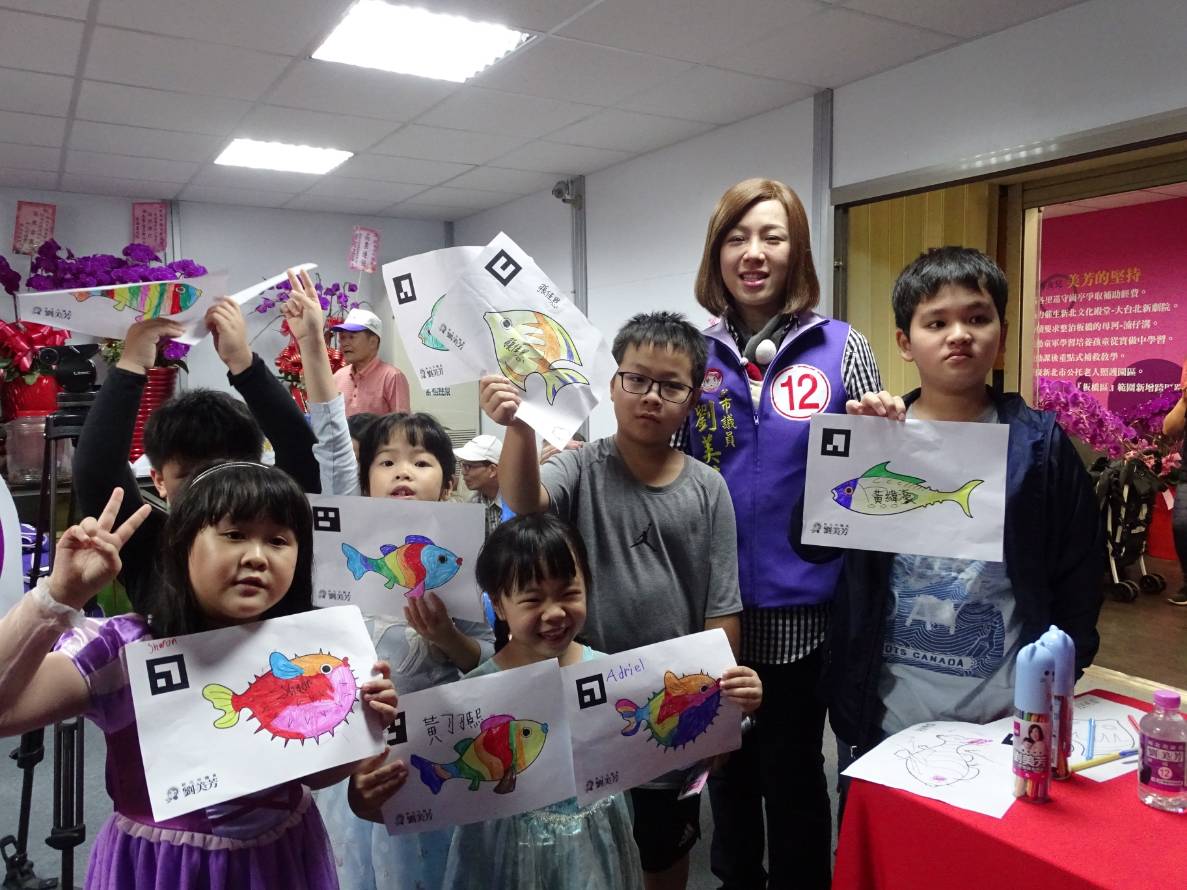 國民黨板橋區市議員劉美芳在競選總部陪著大人小孩塗鴉,一起玩互動投影科技。
圖:劉美芳提供 國民黨板橋區市議員劉美芳在競選總部陪著大人小孩塗鴉,一起玩互動投影科技。
圖:劉美芳提供