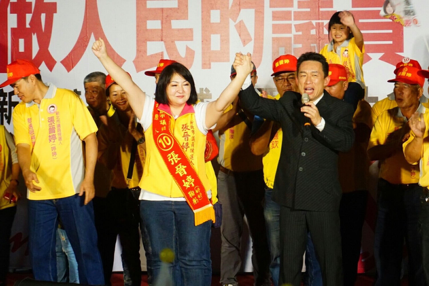 在新五泰林區以無黨籍參選議員的張晉婷,成立新莊區競選總部,邀藝人郭子乾站台。
圖:張晉婷提供 在新五泰林區以無黨籍參選議員的張晉婷,成立新莊區競選總部,邀藝人郭子乾站台。
圖:張晉婷提供