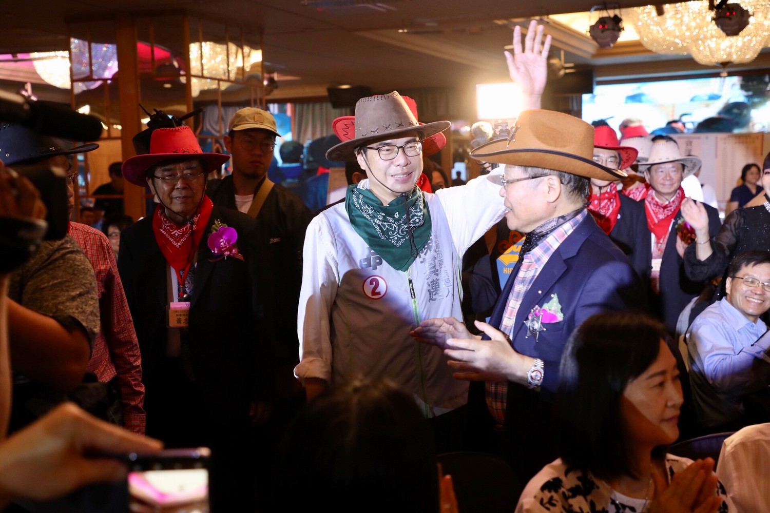 民進黨高雄市長候選人陳其邁應邀出席「醫師節大會」,配合大玩牛仔與酋長的餘興節目。 圖:陳其邁臉書 民進黨高雄市長候選人陳其邁應邀出席「醫師節大會」,配合大玩牛仔與酋長的餘興節目。 圖:陳其邁臉書