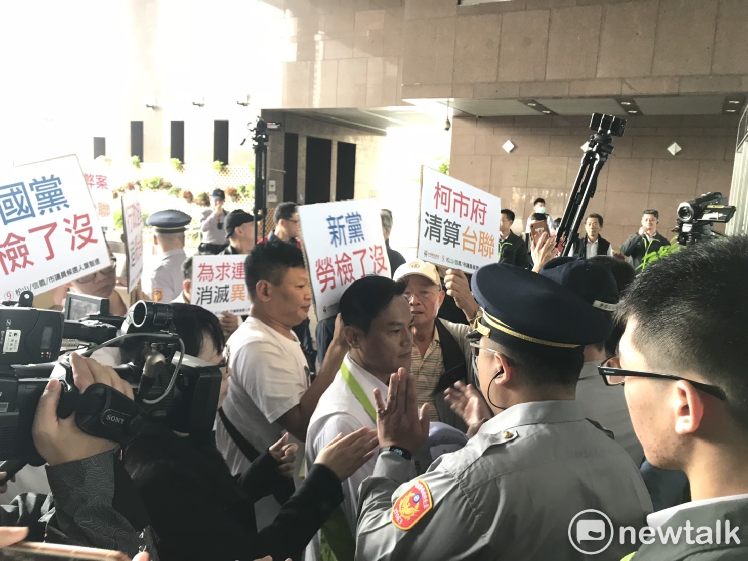 台聯準備進入北市府檢舉其他政黨,遭警方攔截。 圖 : 周煊惠 / 攝 台聯準備進入北市府檢舉其他政黨,遭警方攔截。 圖 : 周煊惠 / 攝
