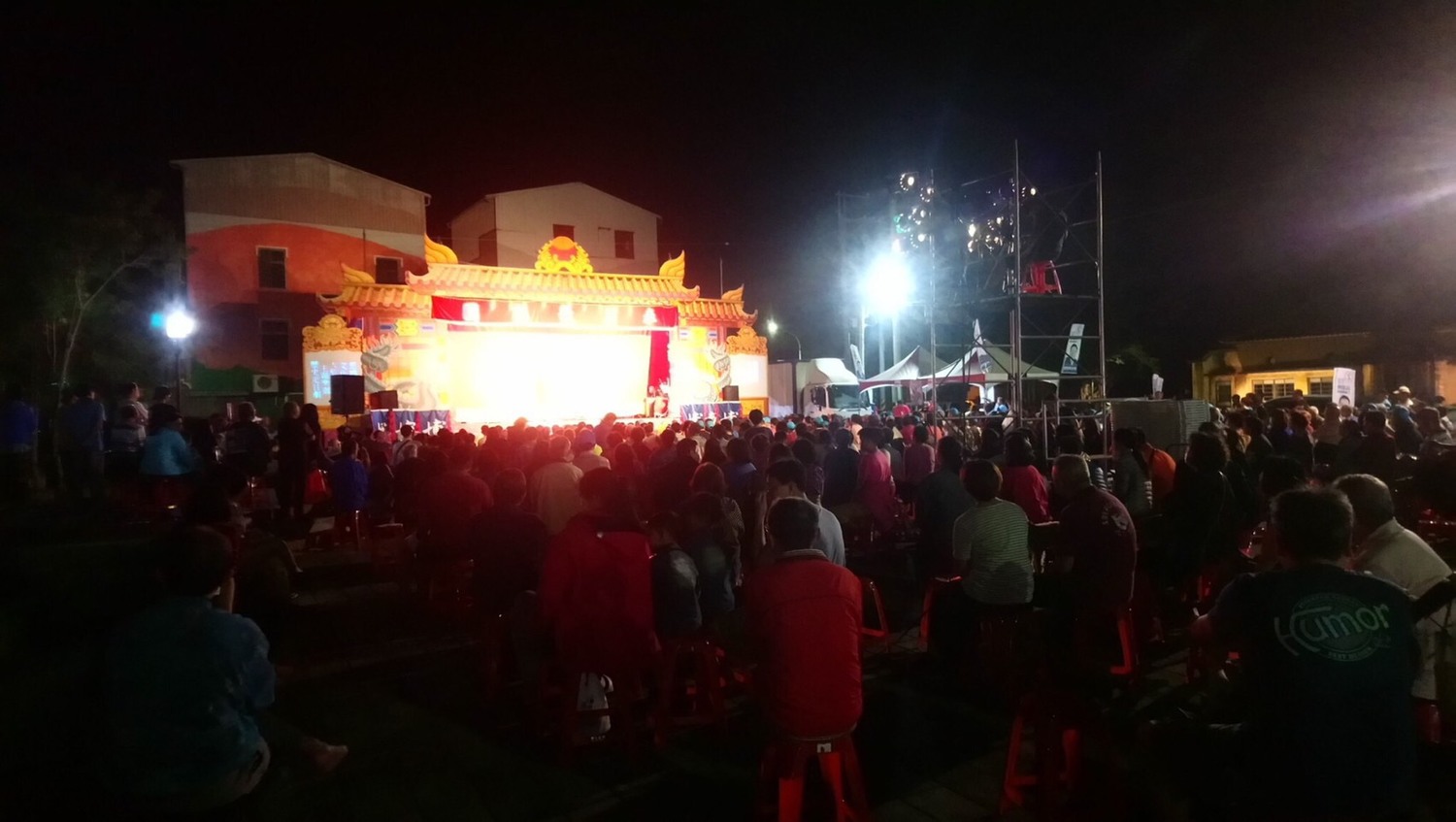 「鄭成功傳奇」才開演,就出現爆棚,超過1300人,把廣場擠得水泄不通。 圖:黃博郎/攝 「鄭成功傳奇」才開演,就出現爆棚,超過1300人,把廣場擠得水泄不通。 圖:黃博郎/攝