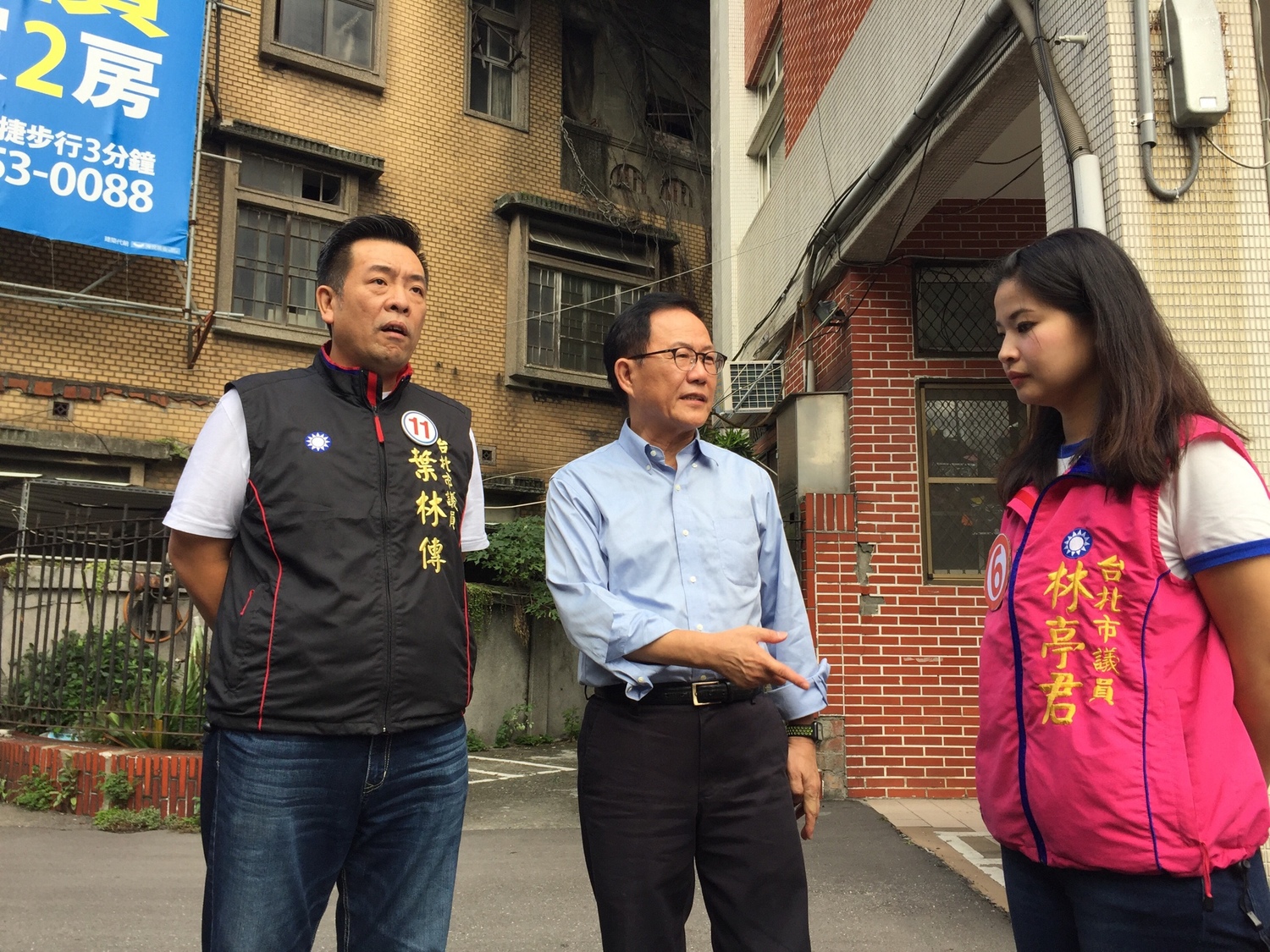 丁守中上午在台北市中山大同區議員葉林傳、陳炳甫與林亭君的陪同下,前往以作為長照據點的大橋派出所前召開記者會。 圖:趙婉淳/攝 丁守中上午在台北市中山大同區議員葉林傳、陳炳甫與林亭君的陪同下,前往以作為長照據點的大橋派出所前召開記者會。 圖:趙婉淳/攝