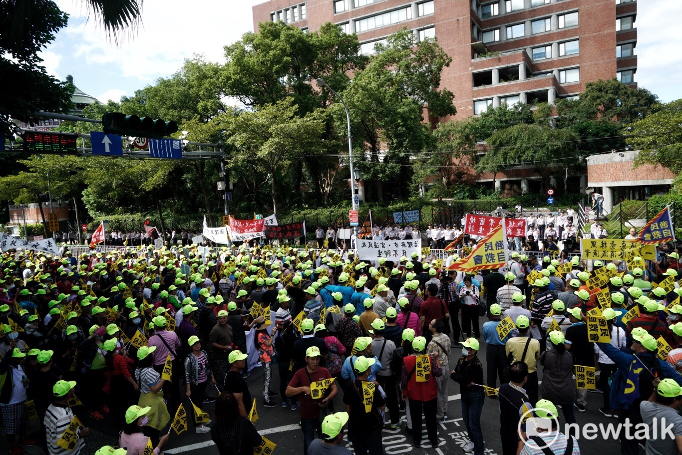 不滿「遠洋漁業三法」罰得太重,包含蘇澳、琉球、東港等地漁民組成自救會今(6)天號召近3千名漁民北上抗爭 圖 : 張良一/攝 不滿「遠洋漁業三法」罰得太重,包含蘇澳、琉球、東港等地漁民組成自救會今(6)天號召近3千名漁民北上抗爭 圖 : 張良一/攝
