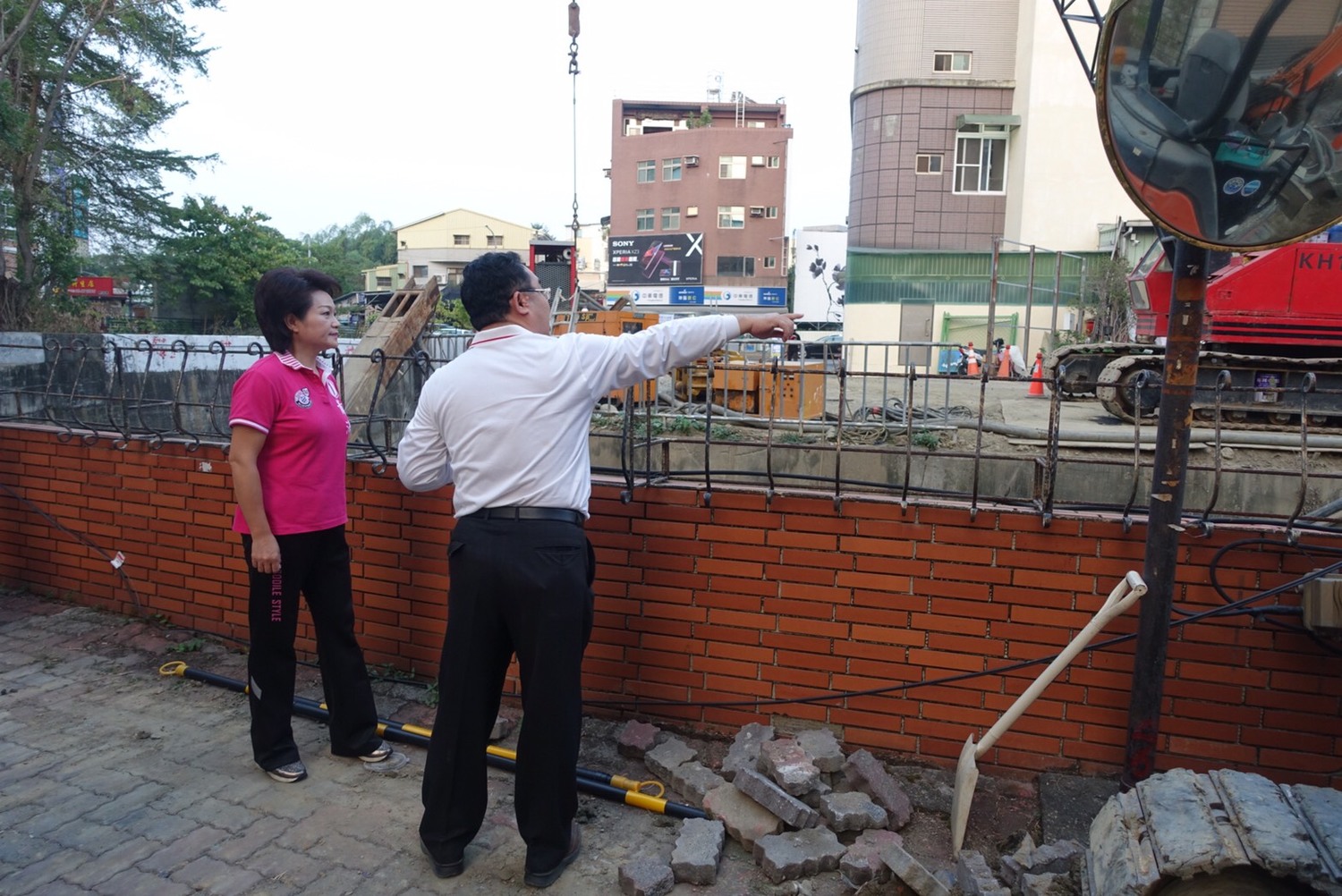 嘉義市新生路北排旁道路發生坍塌意外,市長候選人蕭淑麗前往關切。 圖:蕭淑麗競選團隊/提供 嘉義市新生路北排旁道路發生坍塌意外,市長候選人蕭淑麗前往關切。 圖:蕭淑麗競選團隊/提供