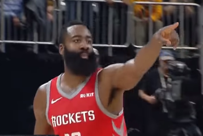 上一賽季年度MVP,火箭隊一哥James Harden今(6)在對上溜馬隊的比賽的最後階段投進致勝三分球,帶領球隊以98:94笑納三連勝。 圖:翻攝自Youtube 上一賽季年度MVP,火箭隊一哥James Harden今(6)在對上溜馬隊的比賽的最後階段投進致勝三分球,帶領球隊以98:94笑納三連勝。 圖:翻攝自Youtube
