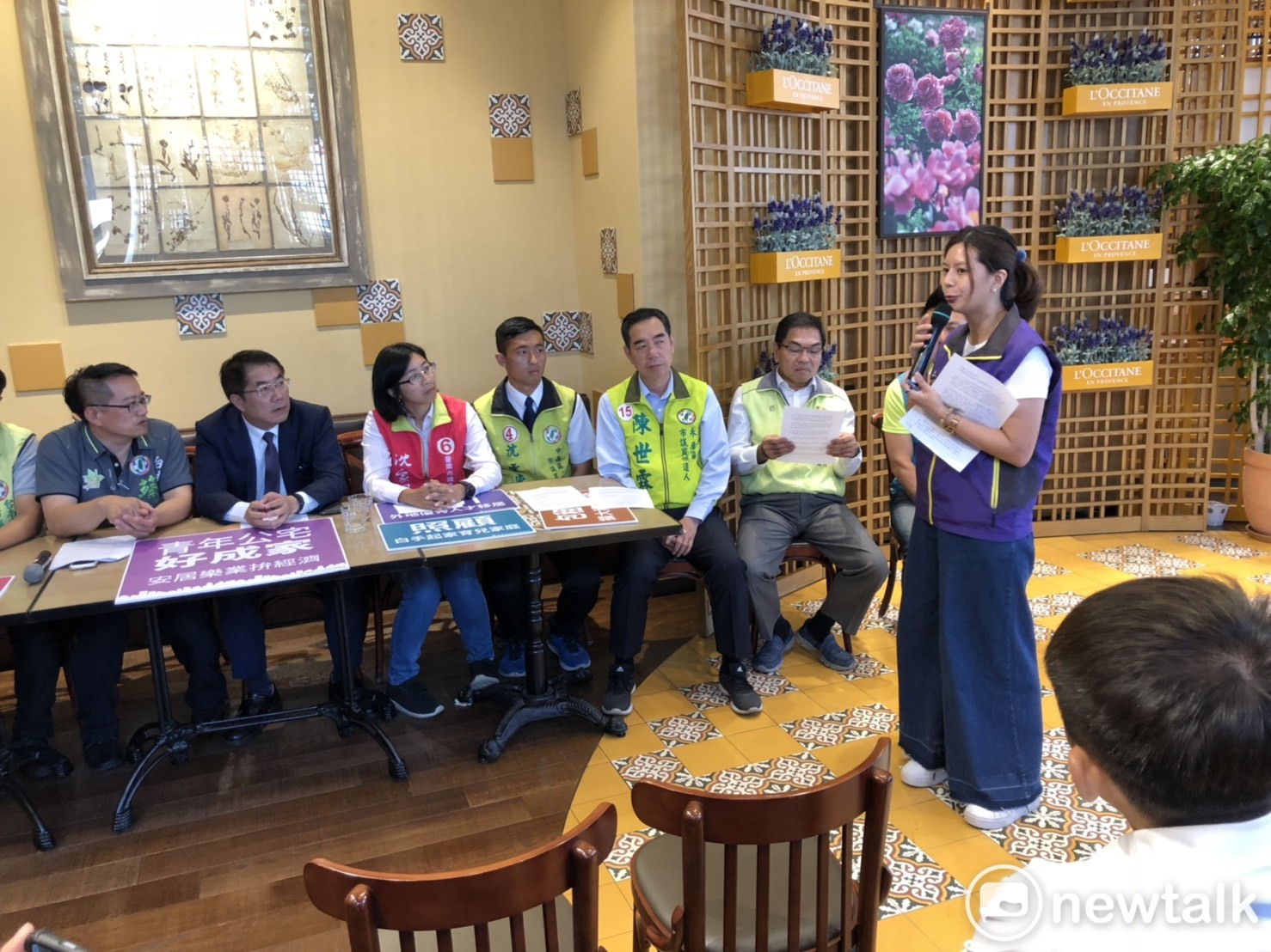 民進黨台南市長候選人黃偉哲與南科青商會的青年朋友及學生相約咖啡廳、交換青年議題想法(2)。 圖:黃博郎/攝 民進黨台南市長候選人黃偉哲與南科青商會的青年朋友及學生相約咖啡廳、交換青年議題想法(2)。 圖:黃博郎/攝