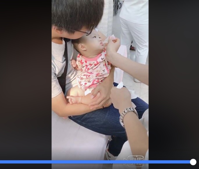 有家長帶著6個月大的女嬰到醫院打預防針,因感到疼痛嚎啕大哭,竟邊哭邊飆出與國罵「幹X娘」極相似的聲音。 圖:翻攝網路 有家長帶著6個月大的女嬰到醫院打預防針,因感到疼痛嚎啕大哭,竟邊哭邊飆出與國罵「幹X娘」極相似的聲音。 圖:翻攝網路