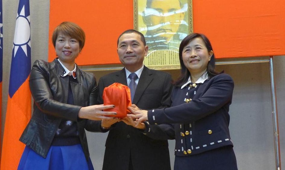 去年1月在新北市副市長侯友宜監交下,林奕華(右)接任新北市教育局長,龔雅雯(左)調任參事;如今林遞補立委,將由龔回鍋代理教長。 圖:王峻昌/攝 去年1月在新北市副市長侯友宜監交下,林奕華(右)接任新北市教育局長,龔雅雯(左)調任參事;如今林遞補立委,將由龔回鍋代理教長。 圖:王峻昌/攝