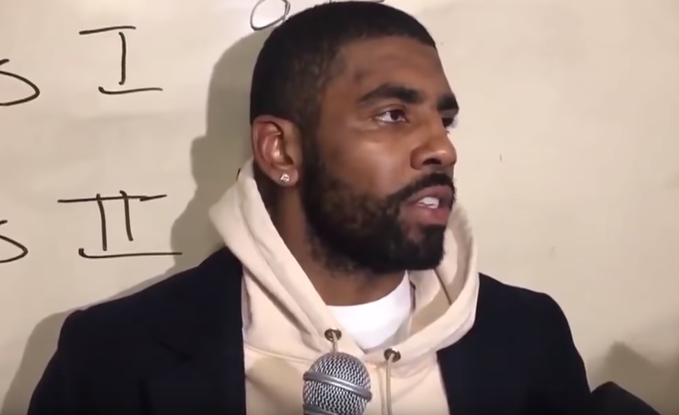 爾提克主控Kyrie Irving(厄文)因在昨日對金塊賽後不滿對手刷分,將球扔上看台,這一行為也導致他被聯盟判罰2萬5000美元。 圖:翻攝自Youtube 爾提克主控Kyrie Irving(厄文)因在昨日對金塊賽後不滿對手刷分,將球扔上看台,這一行為也導致他被聯盟判罰2萬5000美元。 圖:翻攝自Youtube