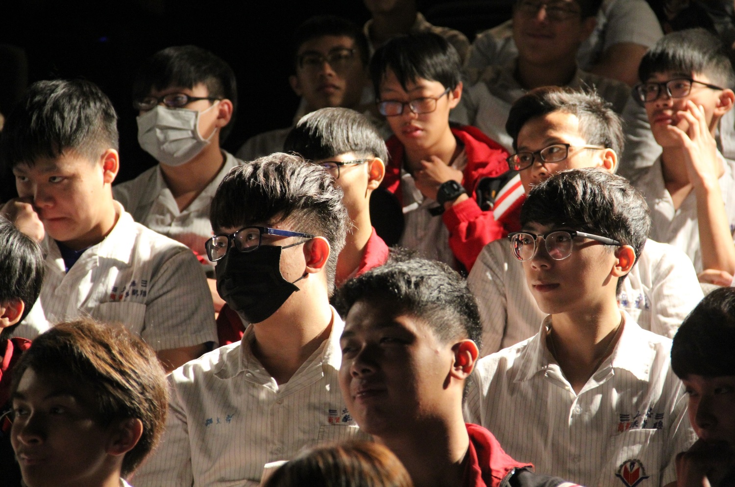 學生相當專心於演說