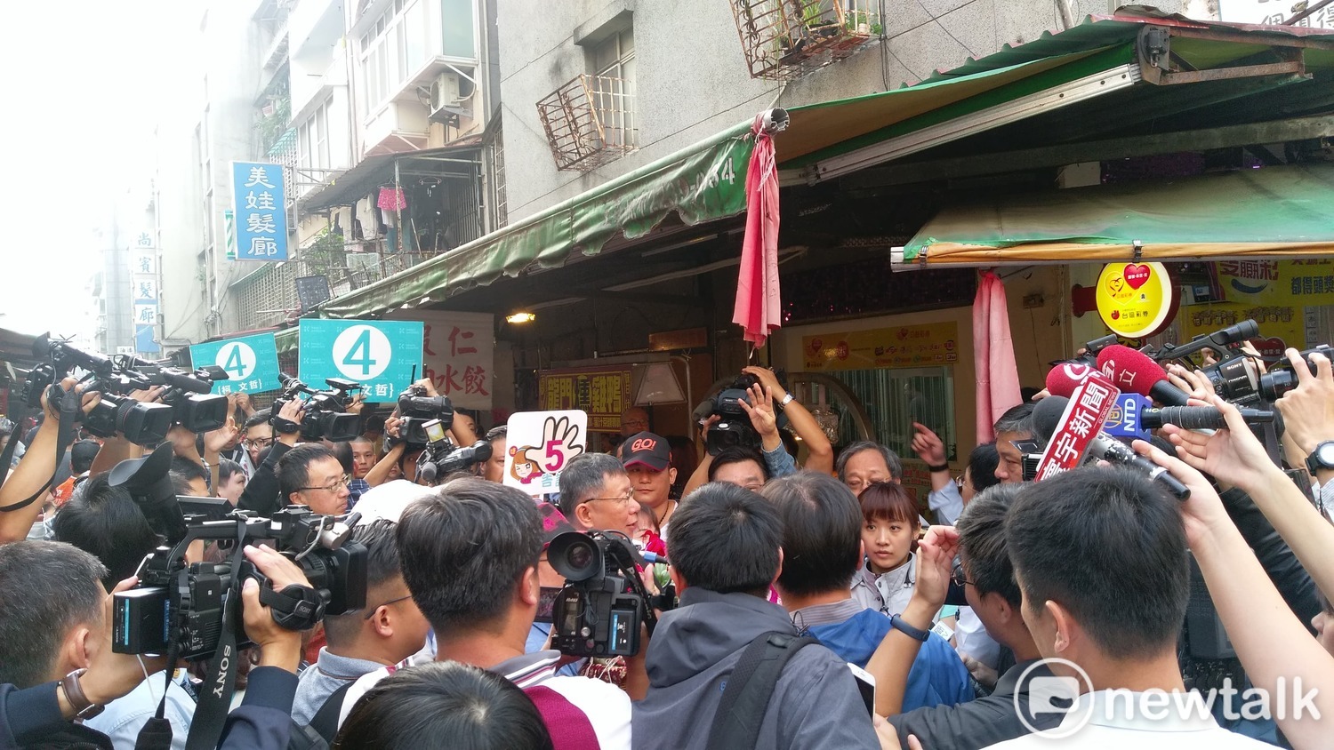 柯被媒體團團包圍。 圖:陳佩君/攝 柯被媒體團團包圍。 圖:陳佩君/攝