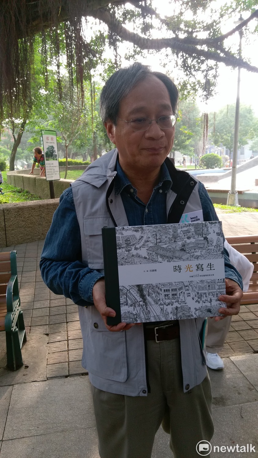 小野送書籍給柯文哲。 圖:陳佩君/攝 小野送書籍給柯文哲。 圖:陳佩君/攝