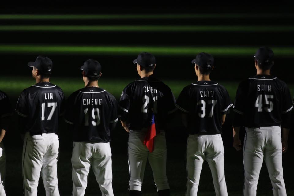 陳禹勳帶國旗上場。 圖/取自陳禹勳臉書 陳禹勳帶國旗上場。 圖/取自陳禹勳臉書