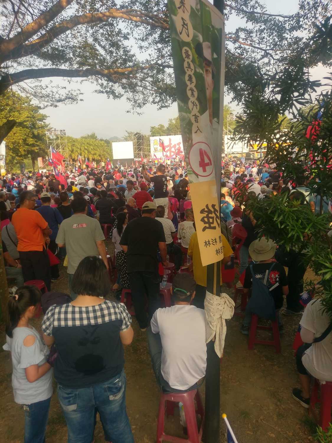 韓國瑜大旗山造勢今(8)晚於美濃高美醫專登場,下午人潮已大量湧現。晚間6時54分,主辦單位宣稱,現場已超過3萬人。 圖:翻攝自韓國瑜粉絲網軍後援會 韓國瑜大旗山造勢今(8)晚於美濃高美醫專登場,下午人潮已大量湧現。晚間6時54分,主辦單位宣稱,現場已超過3萬人。 圖:翻攝自韓國瑜粉絲網軍後援會