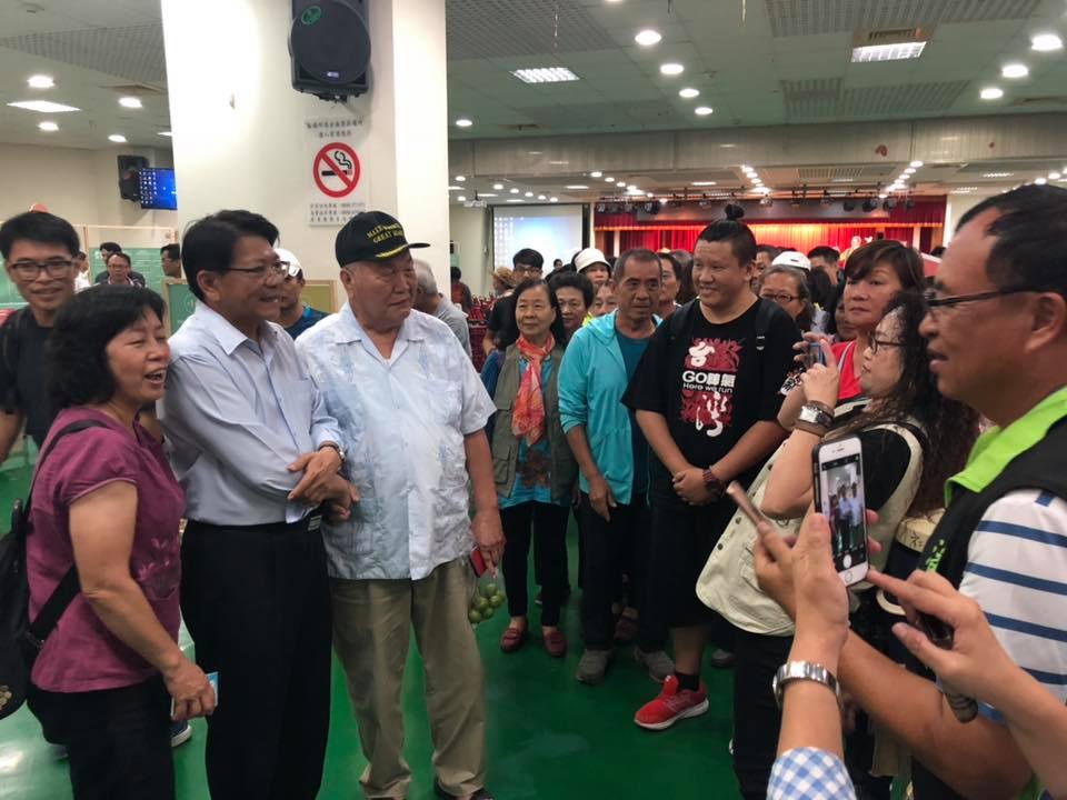 潘孟安與民眾互動。 圖:讀者提供 潘孟安與民眾互動。 圖:讀者提供