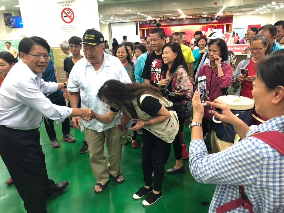民眾排隊與潘孟安握手盛況。 圖:讀者提供 民眾排隊與潘孟安握手盛況。 圖:讀者提供