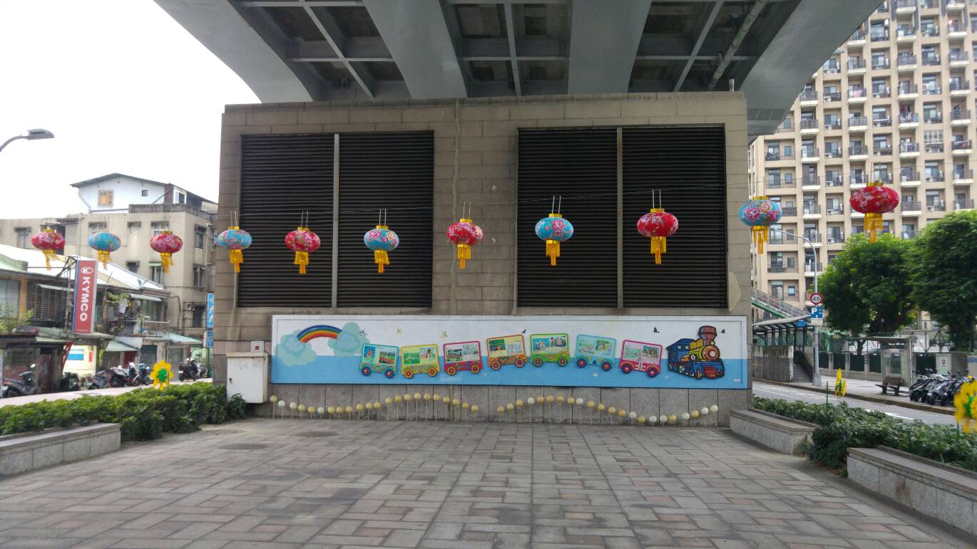安東藝術長廊鐵道彩繪。 圖:大安區公所/提供 安東藝術長廊鐵道彩繪。 圖:大安區公所/提供