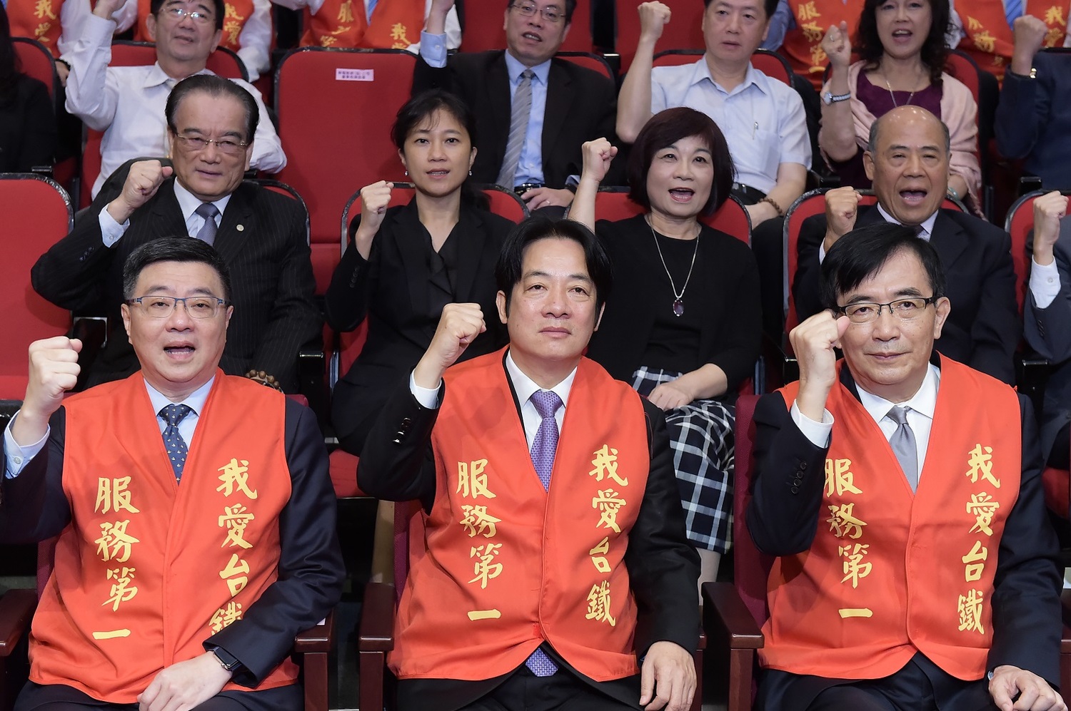 台鐵新舊局長今(9)日正式交接,行政院長賴清德率領行政院秘書長卓榮泰、兩位政務委員張景森與陳美伶、行政院發言人谷辣斯.尤達卡(Kolas Yotaka)出席交接典禮,官員層級創台鐵歷任局長交接典禮首見。 圖:行政院提供 台鐵新舊局長今(9)日正式交接,行政院長賴清德率領行政院秘書長卓榮泰、兩位政務委員張景森與陳美伶、行政院發言人谷辣斯.尤達卡(Kolas Yotaka)出席交接典禮,官員層級創台鐵歷任局長交接典禮首見。 圖:行政院提供