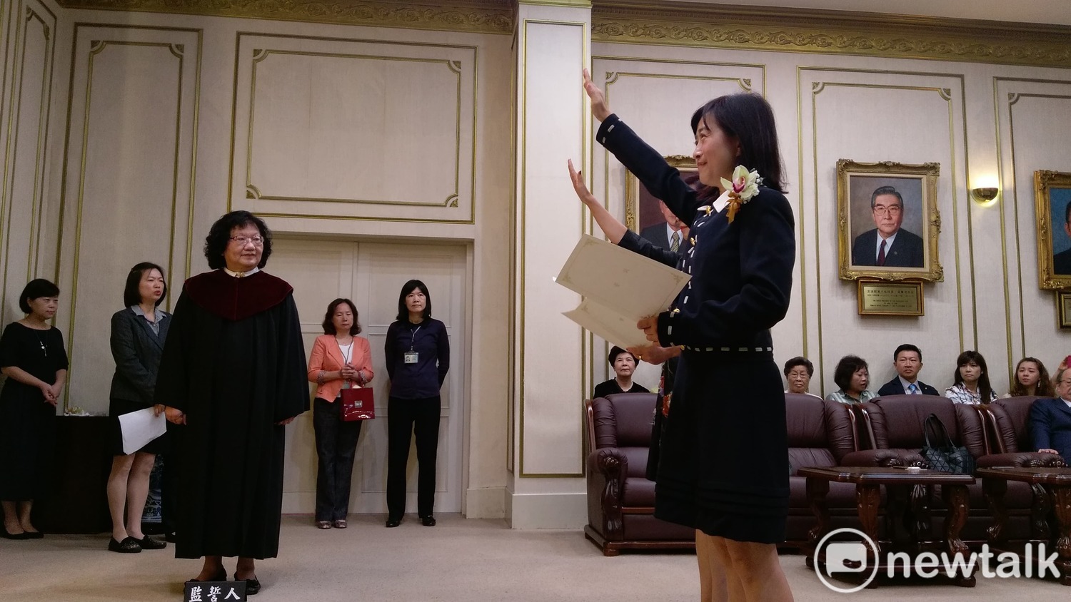 林奕華、陳靜敏今天在大法官監交下成為立委。 圖:陳佩君/攝 林奕華、陳靜敏今天在大法官監交下成為立委。 圖:陳佩君/攝