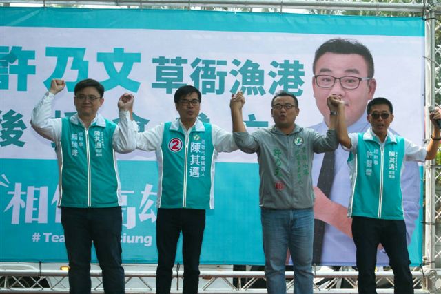 陳其邁表示,許乃文在市府跟著花媽十幾年,雖然年輕、看起來憨厚,不過功夫已練得很好。 圖:許乃文競選服務處/提供 陳其邁表示,許乃文在市府跟著花媽十幾年,雖然年輕、看起來憨厚,不過功夫已練得很好。 圖:許乃文競選服務處/提供