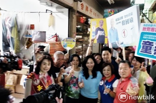 李佳芬與立委蔣萬安到高雄市三民市場拜票,受到攤商與採買的婆婆媽媽們熱情歡迎。 圖:金名/攝 李佳芬與立委蔣萬安到高雄市三民市場拜票,受到攤商與採買的婆婆媽媽們熱情歡迎。 圖:金名/攝