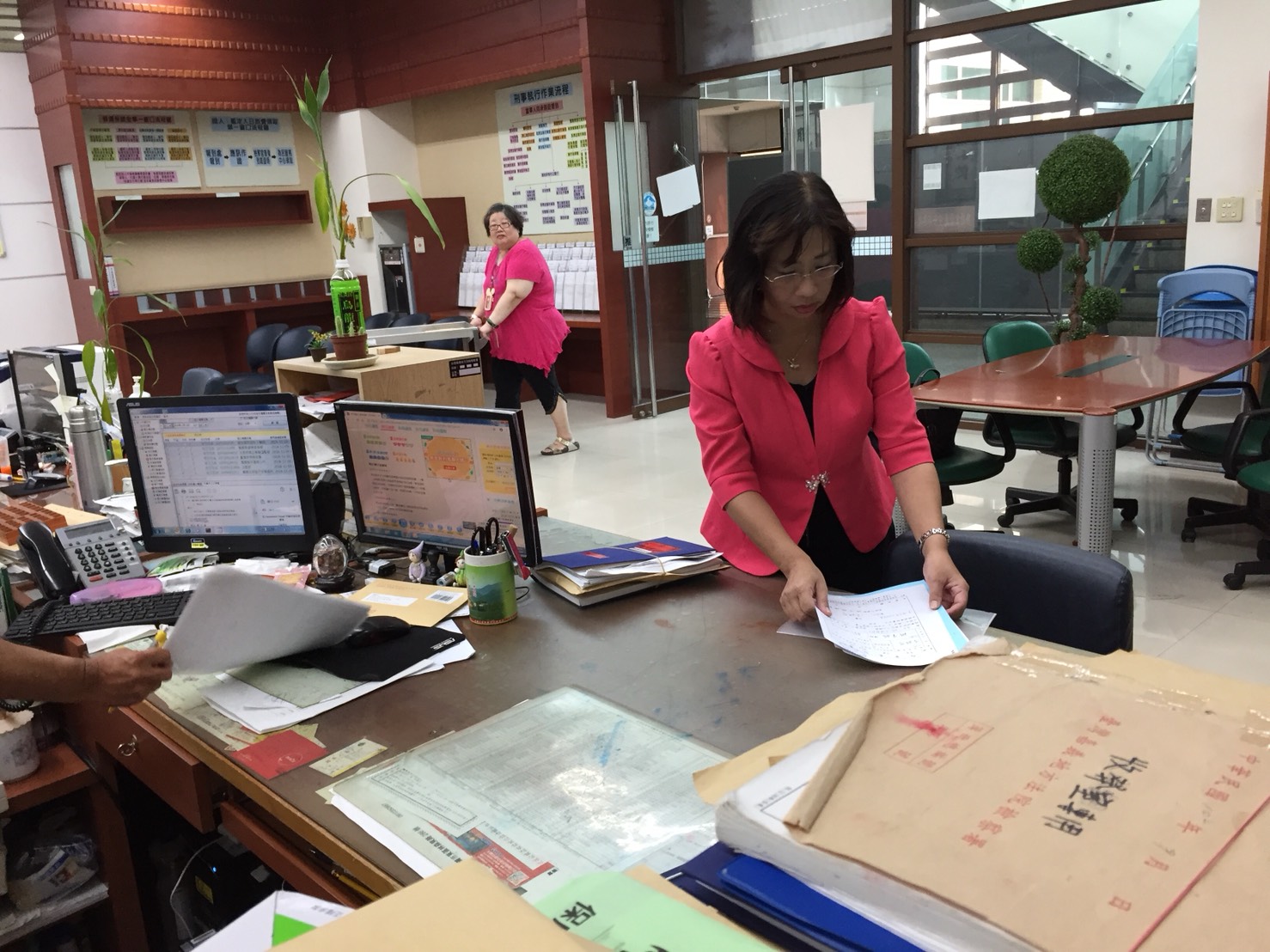 黃敏惠懸掛有關蘭潭太陽能板的競選廣告,涂醒哲委託律師洪千雅提出告訴。 圖:涂醒哲競選總部/提供 黃敏惠懸掛有關蘭潭太陽能板的競選廣告,涂醒哲委託律師洪千雅提出告訴。 圖:涂醒哲競選總部/提供
