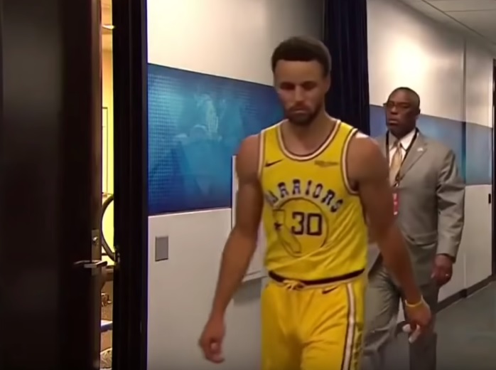 勇士隊當家射手「柯神」Stephen Curry於第三節傷退,中斷從3月以來每一場比賽都有投進三分球的紀錄,終場勇士也以111:134不敵公鹿。
圖:翻攝自Youtube 勇士隊當家射手「柯神」Stephen Curry於第三節傷退,中斷從3月以來每一場比賽都有投進三分球的紀錄,終場勇士也以111:134不敵公鹿。
圖:翻攝自Youtube