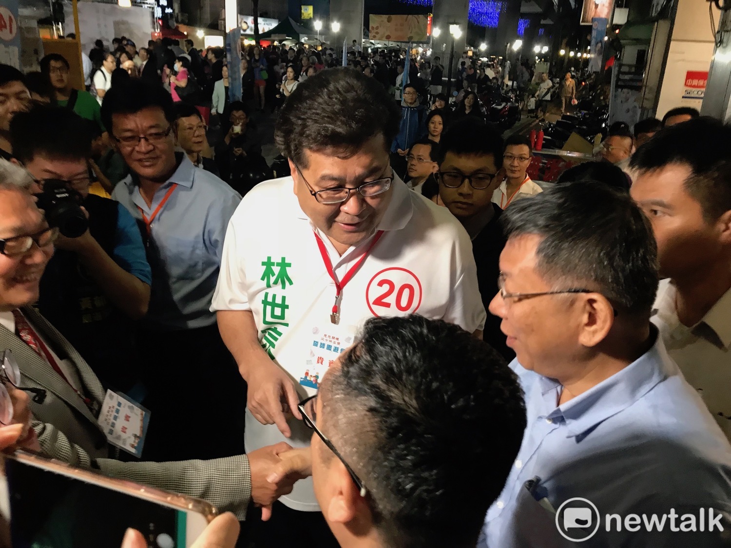 林世宗與柯文哲握手致意。 圖 : 周煊惠 / 攝 林世宗與柯文哲握手致意。 圖 : 周煊惠 / 攝