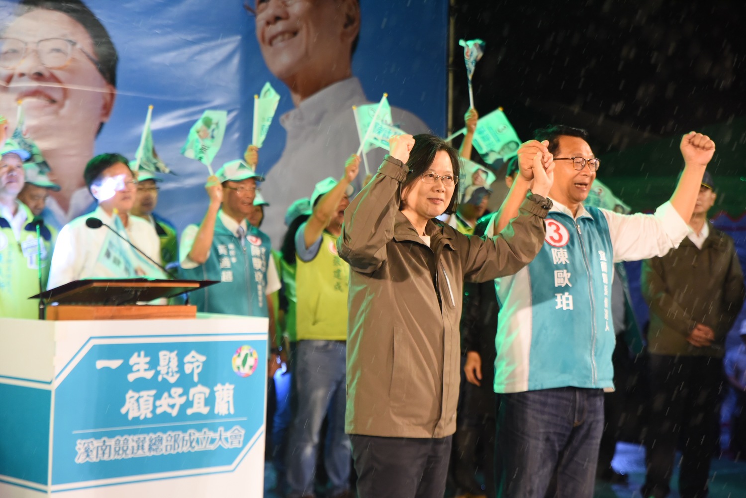 總統蔡英文今天由前行政院長游錫堃等人陪同,出席宜蘭縣長候選人陳歐珀「一生懸命 顧好宜蘭」溪南競選總部成立大會。 圖:民進黨提供 總統蔡英文今天由前行政院長游錫堃等人陪同,出席宜蘭縣長候選人陳歐珀「一生懸命 顧好宜蘭」溪南競選總部成立大會。 圖:民進黨提供