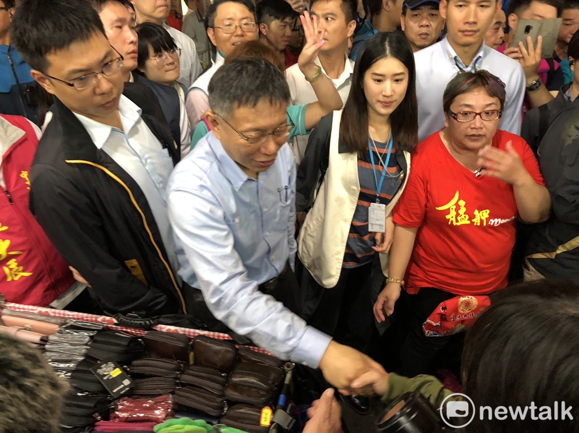 台北市長柯文哲今日赴艋舺廣州街夜市掃街。 圖 : 周煊惠 / 攝 台北市長柯文哲今日赴艋舺廣州街夜市掃街。 圖 : 周煊惠 / 攝