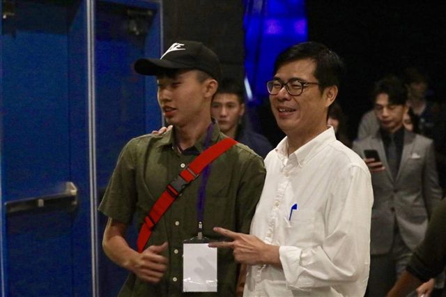 陳其邁為台灣電競選手加油打氣。 圖:陳其邁競選辦公室提供 陳其邁為台灣電競選手加油打氣。 圖:陳其邁競選辦公室提供