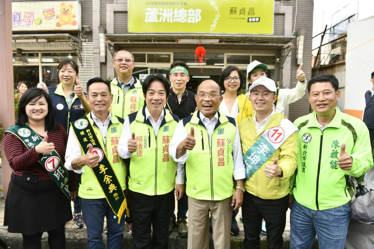 賴清德(圖第一排左三)與蘇貞昌(圖第一排左四)及競選團隊。 圖:蘇貞昌辦公室/提供 賴清德(圖第一排左三)與蘇貞昌(圖第一排左四)及競選團隊。 圖:蘇貞昌辦公室/提供